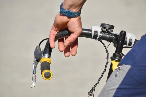 Équipement vélo route indispensable : la checklist complète 2025